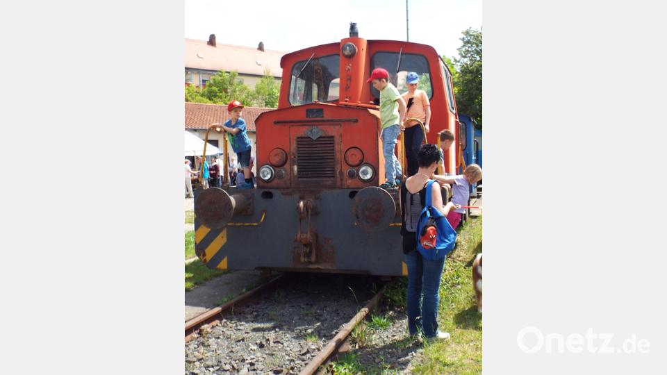 Klettern auf der Lok. Bild: e