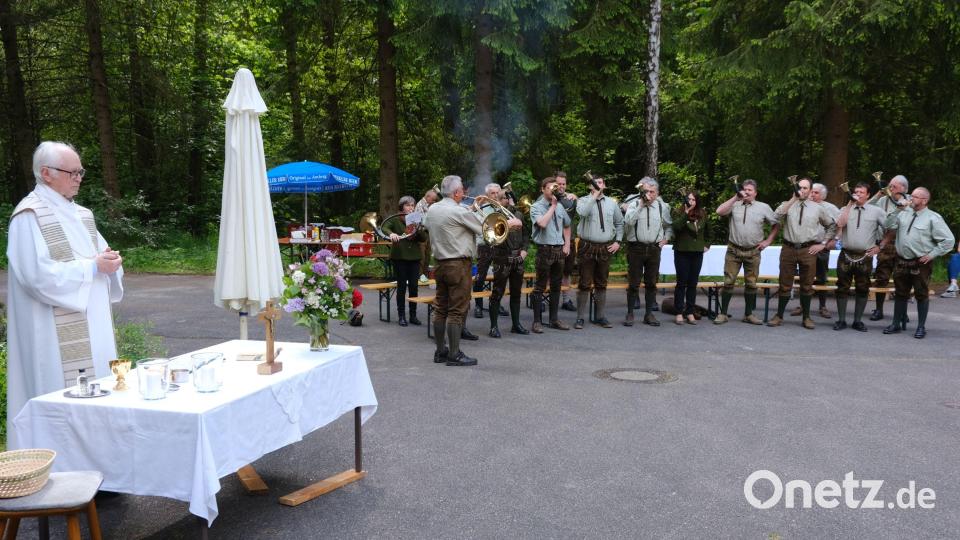Mit weltlichen und kirchlichen Jagdsignalen umrahmte die Bläsergruppe den Feldgottesdienst, den Ruhestandspfarrer Hans-Peter Heindl (links) aus Hahnbach am Freialtar zelebrierte. Bild: usc
