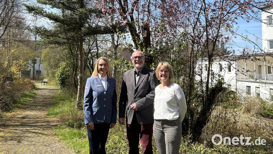 Das Hospiz Sankt Felix hat eine neue Geschäftsführung. Seit 1. Mai sitzt Matthias Matlachowski auf diesem Posten. Michaela Hutzler (links) und Susanne Wagner begrüßen den neuen Kollegen. Bild: Andrea Stoch/exb