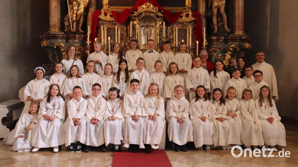 Aufgeteilt in zwei Gruppen feierten 33 Kinder aus Erbendorf an Christi Himmelfahrt und am Sonntag danach die Heilige Erstkommunion. Die Dankandacht wurde gemeinsam gefeiert. Bild: Pfarrei Erbendorf/exb