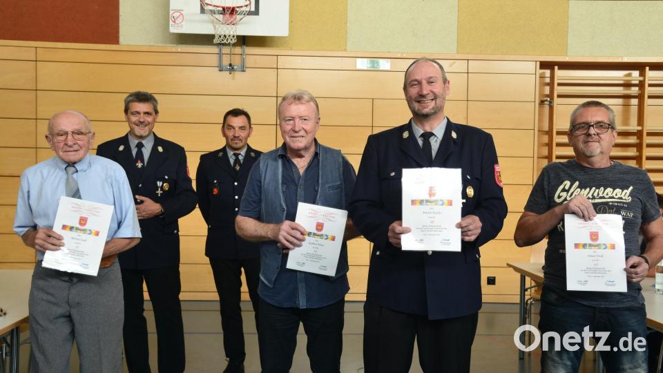 Michael Stahl (vorne links) gehört der Pirker Wehr seit 70 Jahre an. Gerhard Neiser ist seit 50 Jahren Mitglied, Gerhard Hastler und Dieter Nickl sind seit 40 Jahren Mitglied (von links) Bild: bey