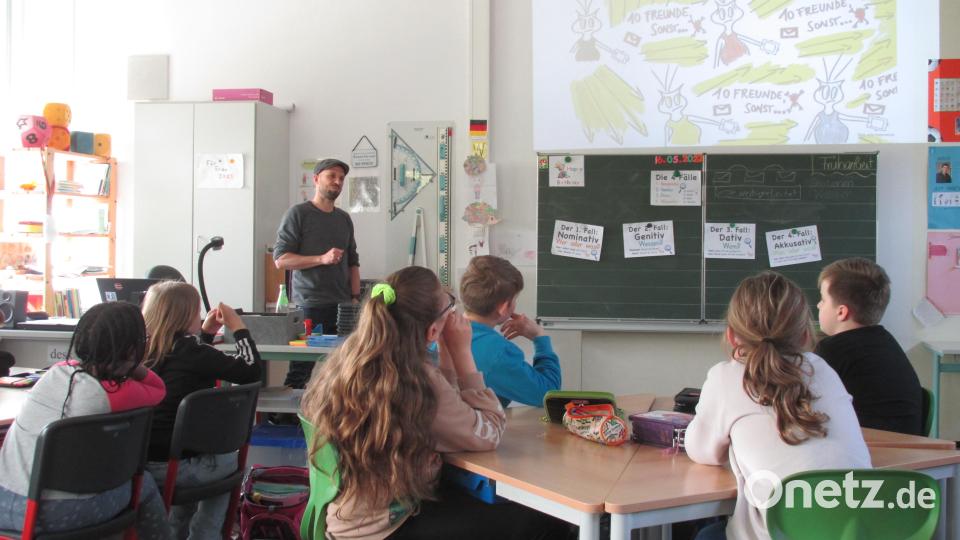 Philipp Reich (stehend) vom T1 Medienzentrum besprach mit den Viertklässlern ihr Medienverhalten. Bild: Gudrun Lehner, Grundschule Immenreuth/exb