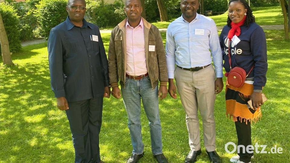Diese vier Gäste aus Tansania besuchen zu Pfingsten die Dekanate Weiden und Wunsiedel. Von links: Reverend Obed Akyoo (Leiter des Bible College), Reverend John Materu (stellvertretender Leiter), Cuthbert Moshi (Student) und Prisca Mayunga (Sekretärin). Bild: Bible College Tansania/exb