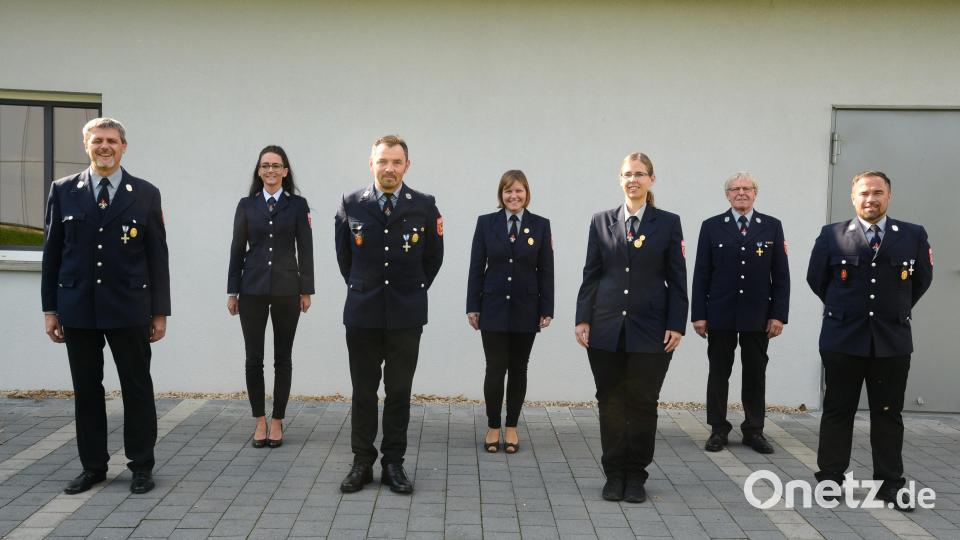 Bei den Neuwahlen des Vorstands bestätigten die Mitglieder der Feuerwehr Pirk Andreas Albrecht (vordere Reihe, links) als Vorsitzenden. Josef Meißner (Zweiter von links) ist neuer Zweiter Vorsitzender. In den Ämtern bestätigt wurden Kassier Christian Wirth und Schriftführerin Katja Welzel (vordere Reihe, von rechts), Dem Ausschuss gehören Corinna Zintl, Ramona Beer und Georg Forster (hintere Reihe, von links) an. Bild: bey