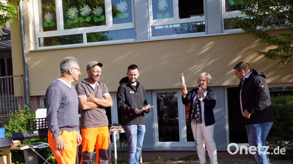 Den Einsatz der Gemeindemitarbeiter lobte Rektorin Gudrun Lehner mit Geschenken. Josef Rauseo (von links), Michael Wagner, Stefan Zwerenz, Gudrun Lehner und Bürgermeister Thomas Kaufmann. Bild: bkr