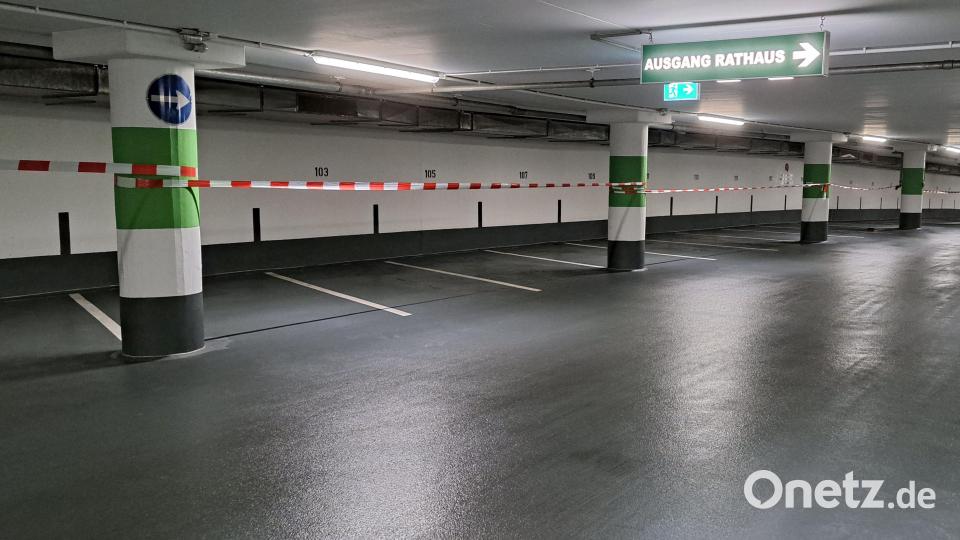 So schaut eine frisch geputzte Tiefgarage aus: Die Mitarbeiter der Sulzbach-Rosenberger Stadtwerke reinigen abschnittsweise die Parkdecks. Bild: Armin Wolf/exb