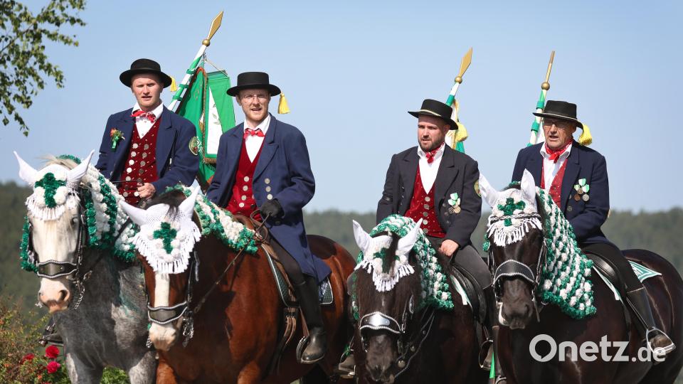 Teilnehmer des Kötztinger Pfingstritts reiten mit ihren Pferden auf einer Straße. Bild: Karl-Josef Hildenbrand