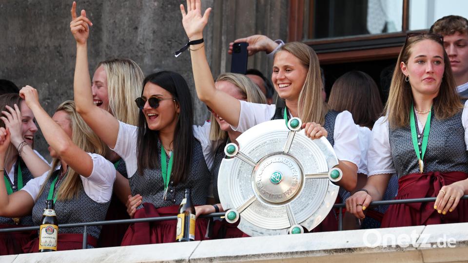 Spielerinnen von Bayern München jubeln mit der Meisterschale auf dem Rathaus-Balkon. Bild: Karl-Josef Hildenbrand/dpa