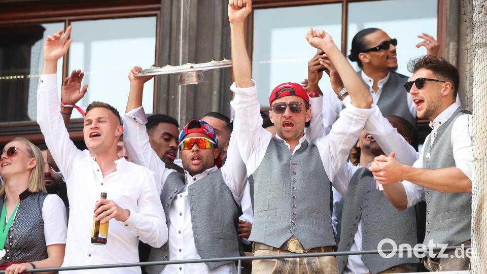 Bayerns Spieler Joshua Kimmich (l-r), Serge Gnabry, Thomas Müller und Leon Goretzka jubeln mit der Meisterschale auf dem Rathaus-Balkon. Bild: Karl-Josef Hildenbrand/dpa