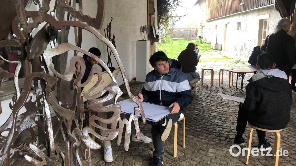 Jugendliche der Mittelschule Waldsassen waren zu Gast im Atelier von Jeff Beer in Gumpen. Bild: Irene Fritz/exb
