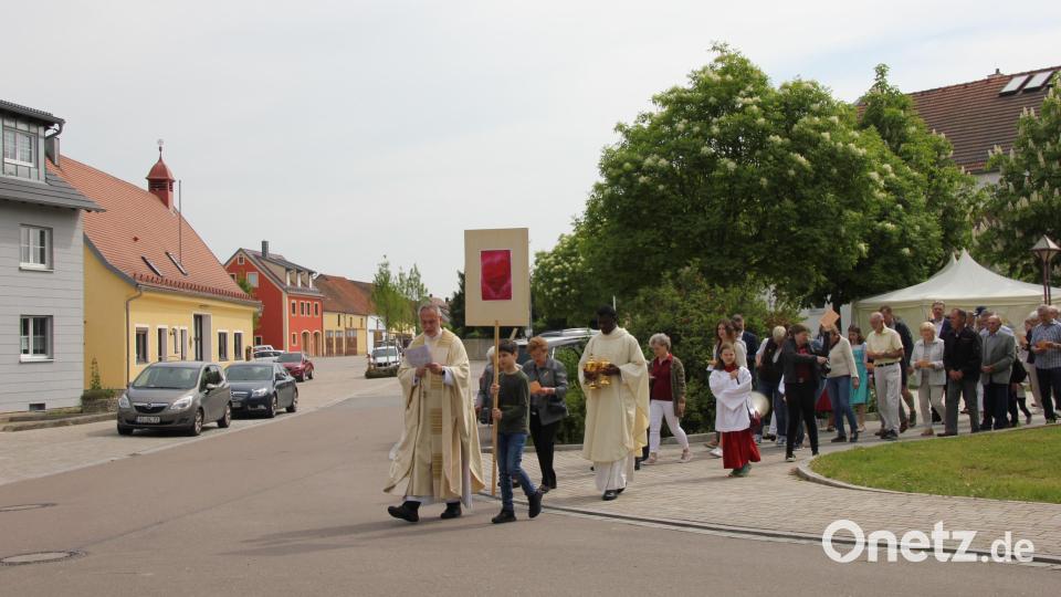 Die Besucher der Feldmesse anlässlich des Pfarrfestes am Vitusheim erwartete heuer erstmals eine beeindruckende Sternenprozession in alle vier Himmelsrichtungen. Bild: ads