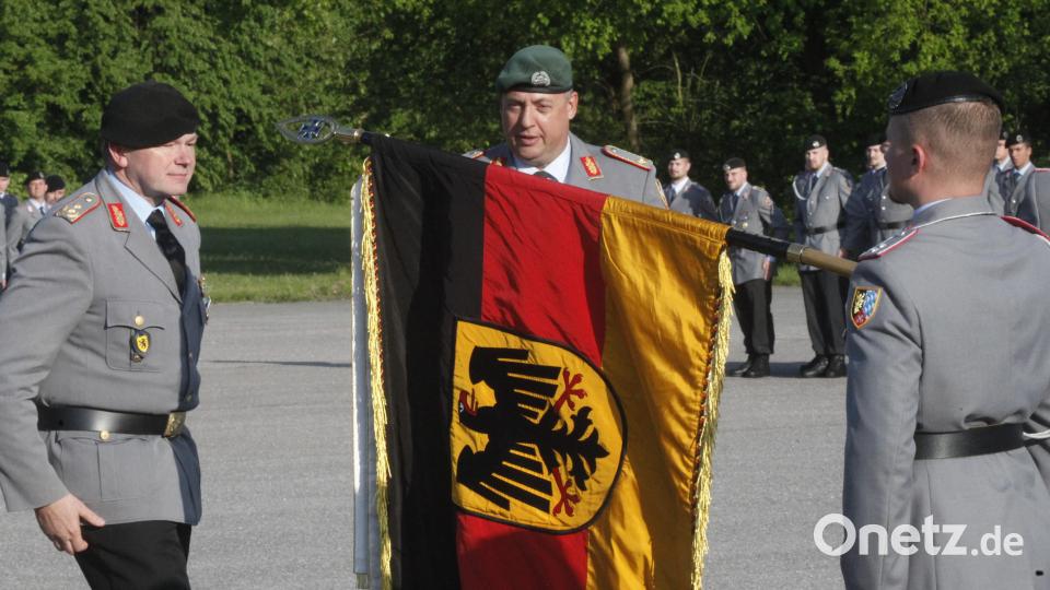 Die beiden Generäle Ruprecht von Butler (links) und Andreas Kühne (Mitte) hefteten das Band an die Truppenfahne des Panzerbatallons 104 in Pfreimd. Bild: Hirsch