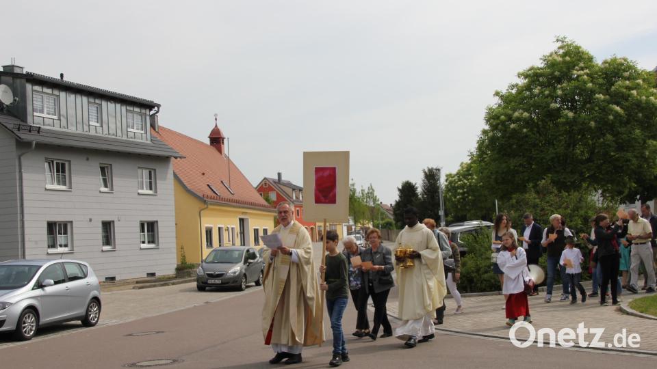 Die Besucher der Feldmesse anlässlich des Pfarrfestes am Vitusheim erwartete heuer erstmals eine beeindruckende Sternenprozession in alle vier Himmelsrichtungen. Bild: ads