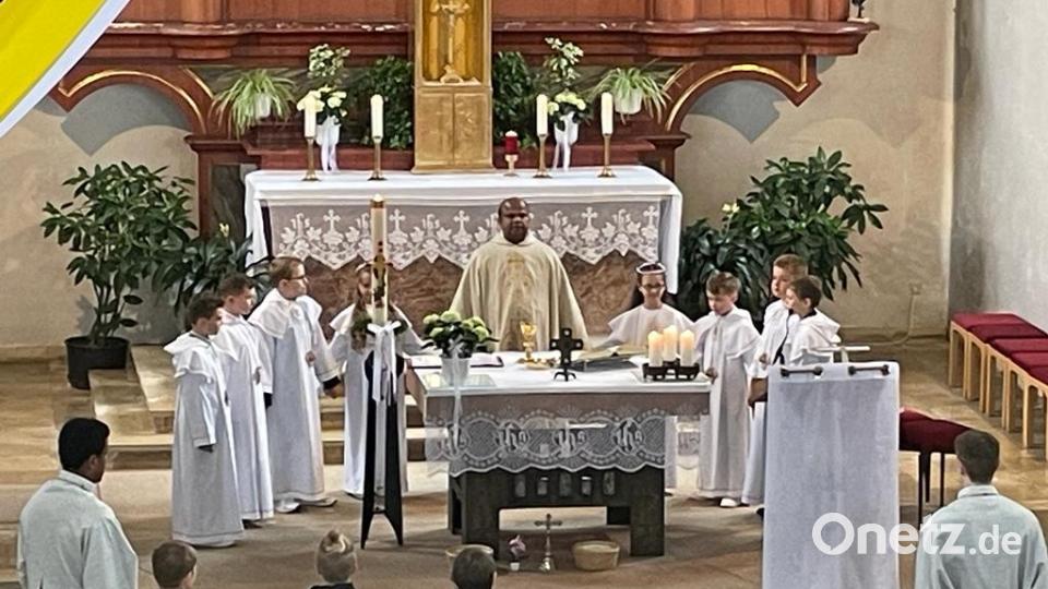 Acht Kinder feierten in der Pfarrkirche Mariä Himmelfahrt in Krummennaab mit Pfarrers Lawrence Michael
Erstkommunion. Bild: Petra Sieder/exb