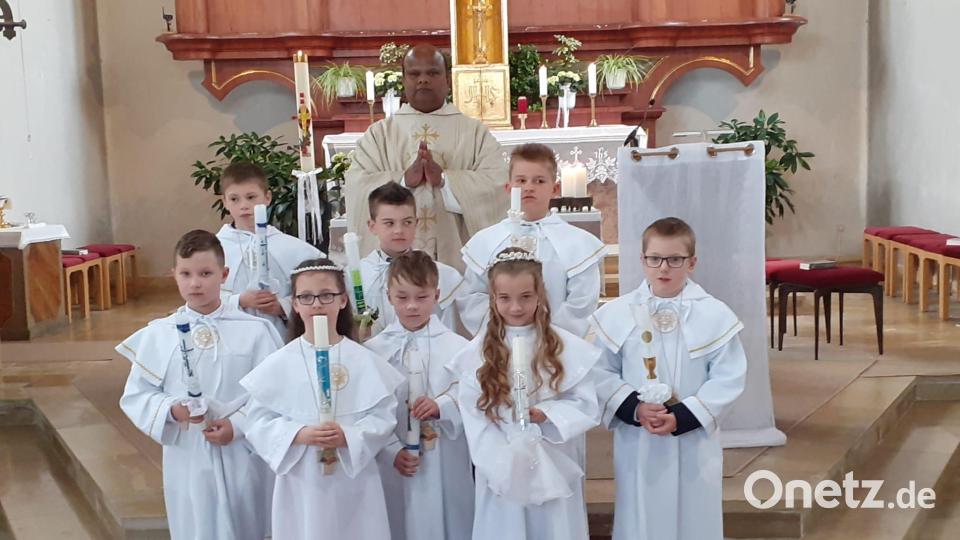 In der Pfarrkirche Mariä Himmelfahrt in Krummennaab feierten zwei Mädchen und sechs Buben Erstkommunion. Bild: Peter Schwarzmeier/exb