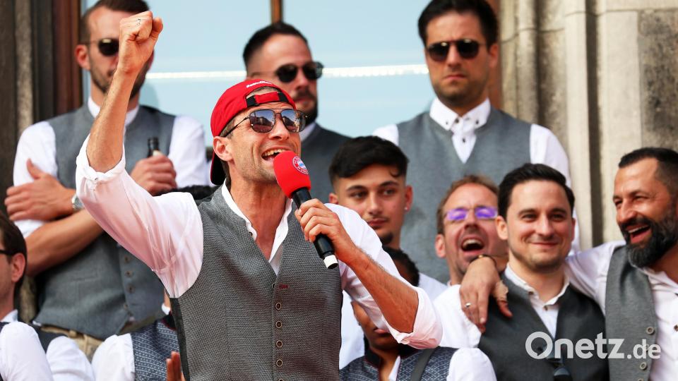 Bayerns Thomas Müller (vorne) spricht auf dem Rathaus-Balkon zu den Fans. Bild: Karl-Josef Hildenbrand/dpa