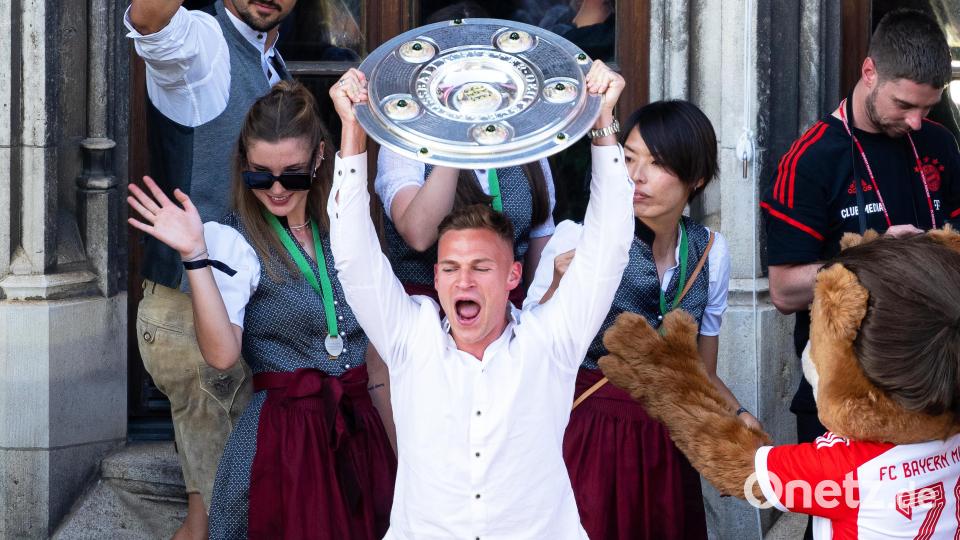 Bayerns Joshua Kimmich (M) jubelt mit der Meisterschale auf dem Rathaus-Balkon. Bild: Sven Hoppe/dpa