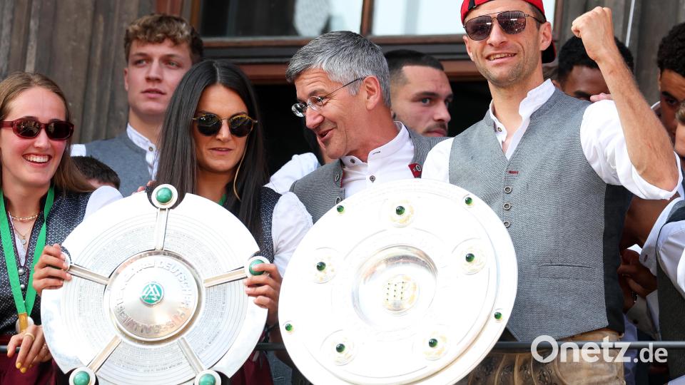 Bayerns Jovana Damnjanovic (l-r), Präsident Herbert Hainer und Thomas Müller stehen mit den Meisterschalen auf dem Rathaus-Balkon. Bild: Karl-Josef Hildenbrand/dpa