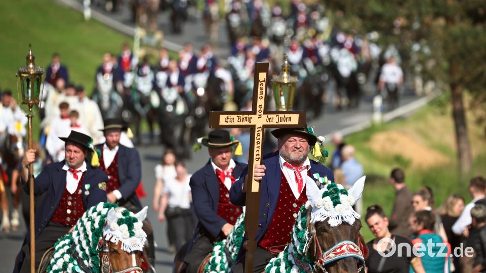 Teilnehmer des Kötztinger Pfingstritts reiten mit ihren Pferden auf einer Straße. Bild: Karl-Josef Hildenbrand/dpa