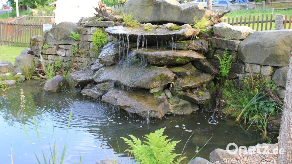 Ein Brunnen aus Natursteinen und angegliedertem Teich ziert seit Ende 2022 den Dorfplatz in Röthenbach. Bild: fks