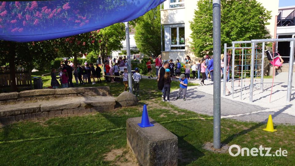Viel Schatten für heiße Tage spenden die Bäume und das Sonnensegel des grünen Klassenzimmers. Die neu gestaltete Anlage ist grün geworden und fordert zum Bewegen auf. Bild: bkr