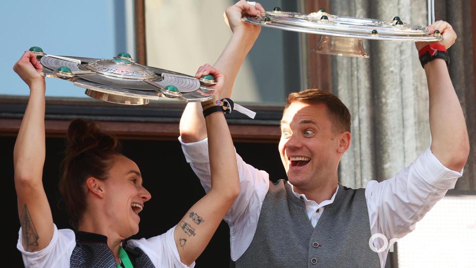 Bayerns Manuel Neuer (r) und Lina Magull (l) jubeln mit den Meisterschalen auf dem Rathaus-Balkon. Bild: Karl-Josef Hildenbrand/dpa