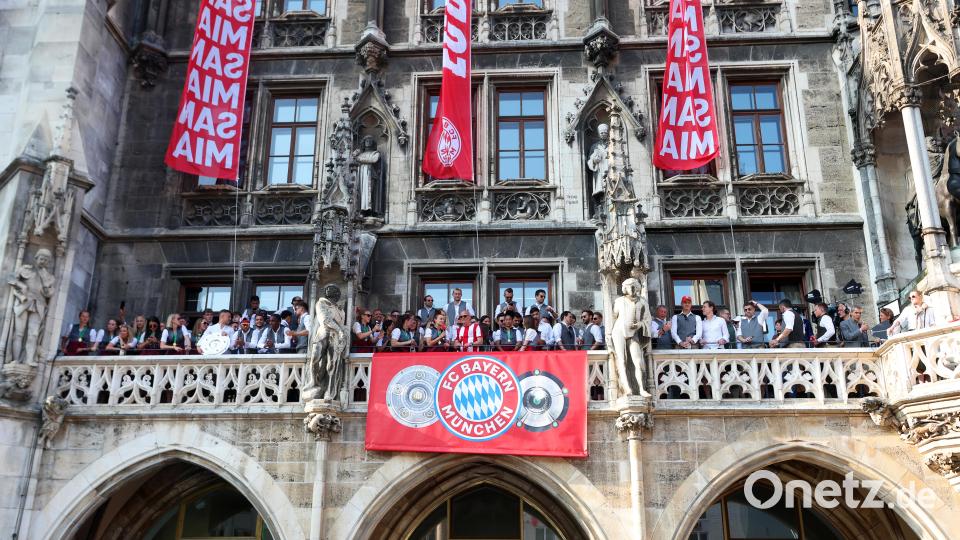 Spielerinnen und Spieler von Bayern München jubeln auf dem Rathaus-Balkon. Bild: Karl-Josef Hildenbrand/dpa