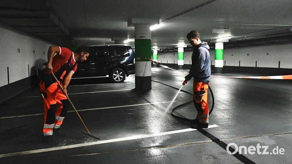 Jeder der 220 Parkplätze in der Sulzbach-Rosenberger Tiefgarage erhält derzeit einen Frühjahrsputz: Mit Wasserschlauch und Gummischieber reinigen David Martynec (links) und Lukas Uschold von den Stadtwerken die zwei Parkdecks. Bild: Petra Hartl
