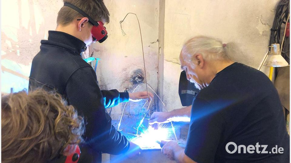 Beim Workshop der Jugendlichen der Mittelschule Waldsassen mit Jeff Beer flogen auch die Funken. Bild: Irene Fritz/exb