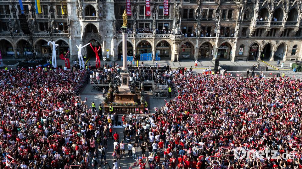 28.05.2023, Bayern, München: Fußball: Bundesliga, FC Bayern München, Meisterfeier. Spielerinnen und Spieler von Bayern München jubeln auf dem Rathaus-Balkon. Die Männer des FC Bayern München sind zum elften Mal in Serie deutscher Fußball-Meister, die Fußballerinnen des FC Bayern haben sich ihren fünften deutschen Meistertitel gesichert. Foto: Sven Hoppe/dpa +++ dpa-Bildfunk +++ Bild: Sven Hoppe/dpa