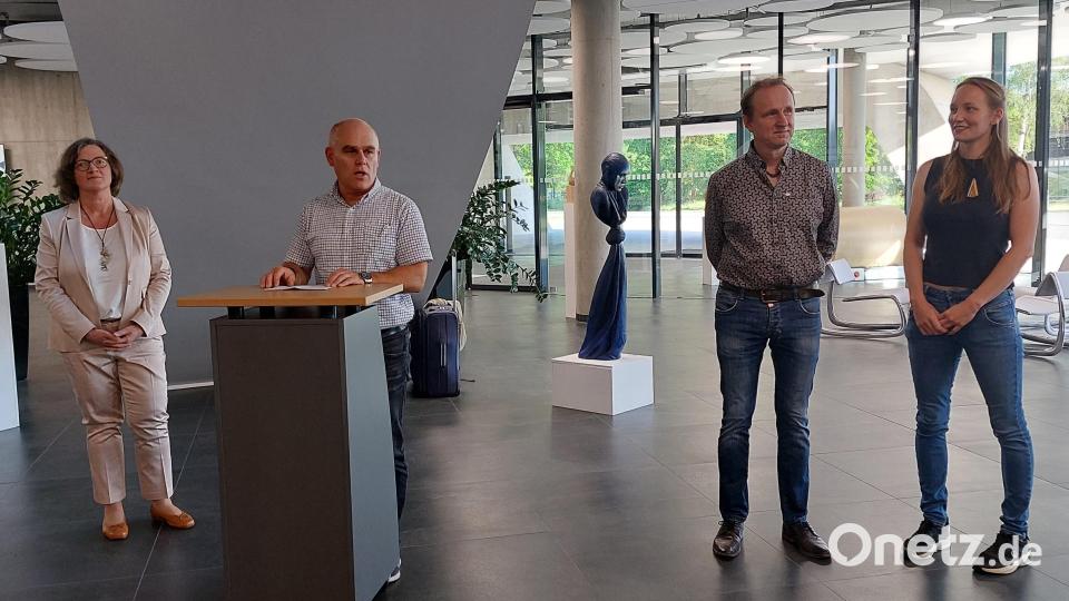 Christine Schmid und Manfred Riedl begrüßen die Künstler Jürgen Schuller und Eva-Maria Zehetbauer (von links) im Life-Cycle-Building von BHS Corrugated. Bild: gmü