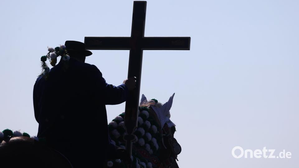 Teilnehmer des Kötztinger Pfingstritts reiten mit ihren Pferden auf einer Straße. Bild: Karl-Josef Hildenbrand/dpa