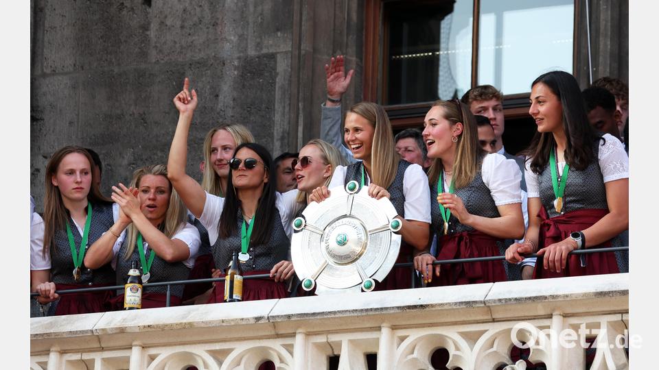 eisterfeier. Spielerinnen von Bayern München jubeln mit der Meisterschale auf dem Rathaus-Balkon. Bild: Karl-Josef Hildenbrand/dpa
