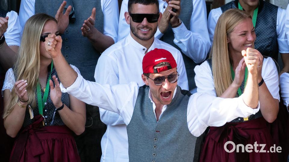 Bayerns Thomas Müller jubelt auf dem Rathaus-Balkon. Bild: Sven Hoppe/dpa
