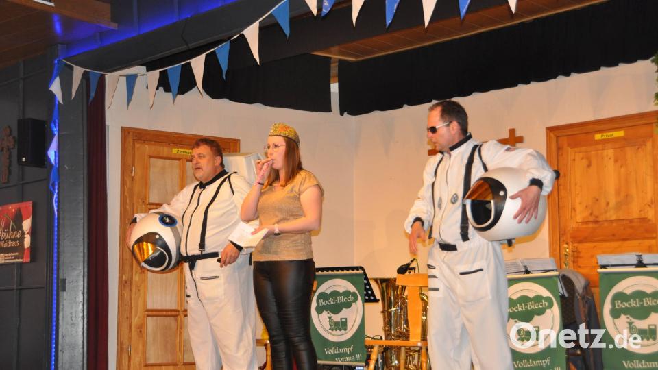 Eine Szene aus „Versöhnung auf der Bavaria One“. Die Dorfbühnen-Darsteller laufen beim Bayerischen Abend in Waidhaus zur Höchstform auf. Bild: Bernd Riedlbauer/exb