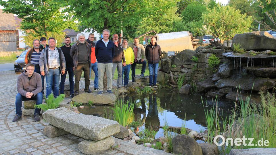 Stolz präsentieren die Röthenbacher, die am Bau des Brunnens beteiligt waren, ihre neue Oase am Dorfplatz. Bild: fks