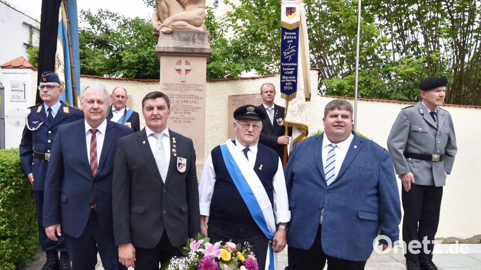 Gefallenenehrung am Kriegerdenkmal (von links): Ehrenwache, Landrat Richard Reisinger, Josef Margraf (mit Fahne SKK Illschwang, Fritz Falk (1.Vorsitzender der SRK Illschwang), Hermann Renner (2.Vorsitzender der SRK Illschwang als Vertreter der früheren SKK), Rusi Dürgner mit Fahne der RK Illschwang, Bürgermeister Dieter Dehling und Ehrenwache. Bild: no