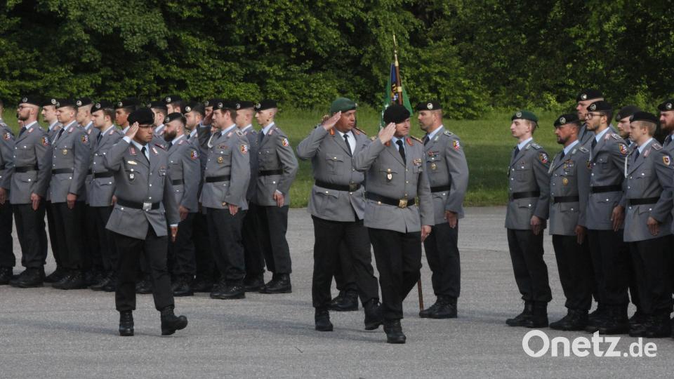 Generalmajor Ruprecht von Butler, Brigadegeneral Andreas Kühne und Kommandeur Marek Krüger (von rechts) schritten die Formation des Panzerbataillons 104 ab und bedankten sich bei den Soldaten für die Einsatzbereitschaft. Bild: Hirsch