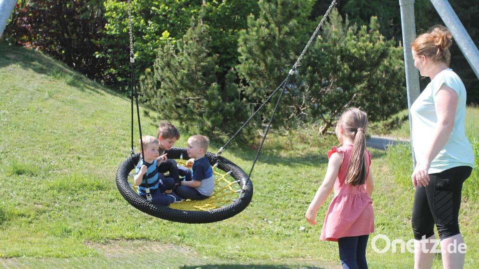 Viel Spaß haben die Kinder in der Netzschaukel. Bild: pi