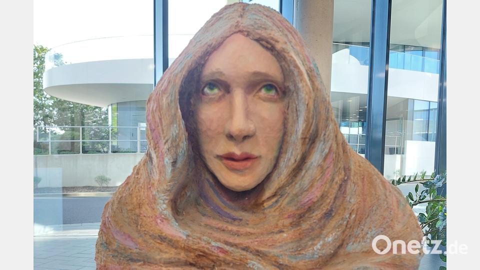 Die Präzision in der Ausführung lässt diese Holzfigur von Eva-Maria Zehetbauer geradezu menschlich wirken. Bild: gmü