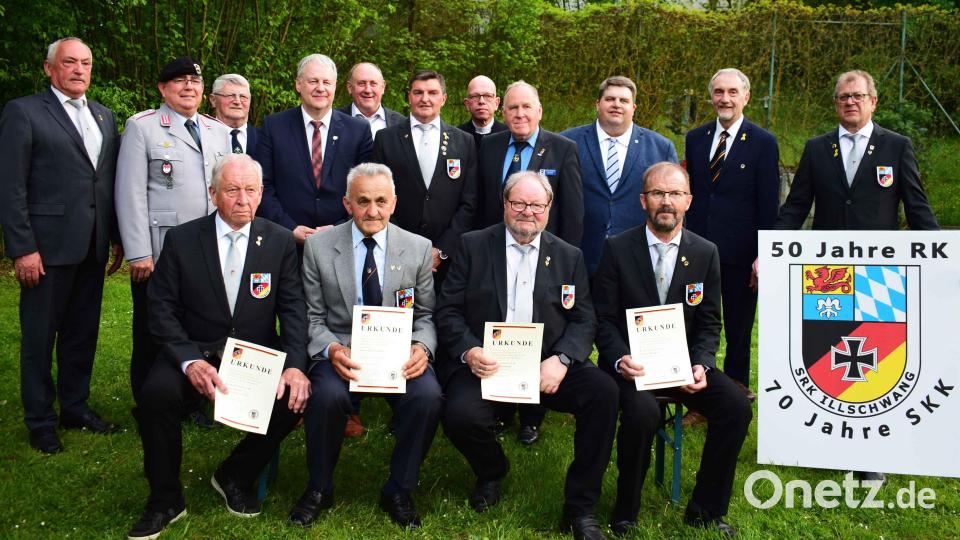 Ehrung der Gründungsmitglieder (sitzend von links): Martin Stöckl, Josef Niebler, Helmut Steinmetz und Herbert Dürgner. Stehend von links: Ehrenvorsitzender der RK-Kreisgruppe Oberpfalz Mitte Werner Gebhard, Kreisvorsitzender im Bayerischen Soldatenbund Norbert Bücherl, Hermann Renner (2.Vorsitzender der SRK Illschwang, für den Bereich der früheren SKK), Landrat Richard Reisinger, Josef Margraf (Ehrenvorsitzender der SRK Illschwang), Fritz Falk (1. Vorsitzender der SRK Illschwang), Pfarrer Thomas Schertel, Horst Embacher (Bezirksvorsitzender im Bayerischen Soldatenbund), Bürgermeister Dieter Dehling, Bertram Gebhard (Vorsitzender der RK-Kreisgruppe Oberpfalz Mitte) und Hubert Bauer (Schriftführer der SRK Illschwang). Bild: no