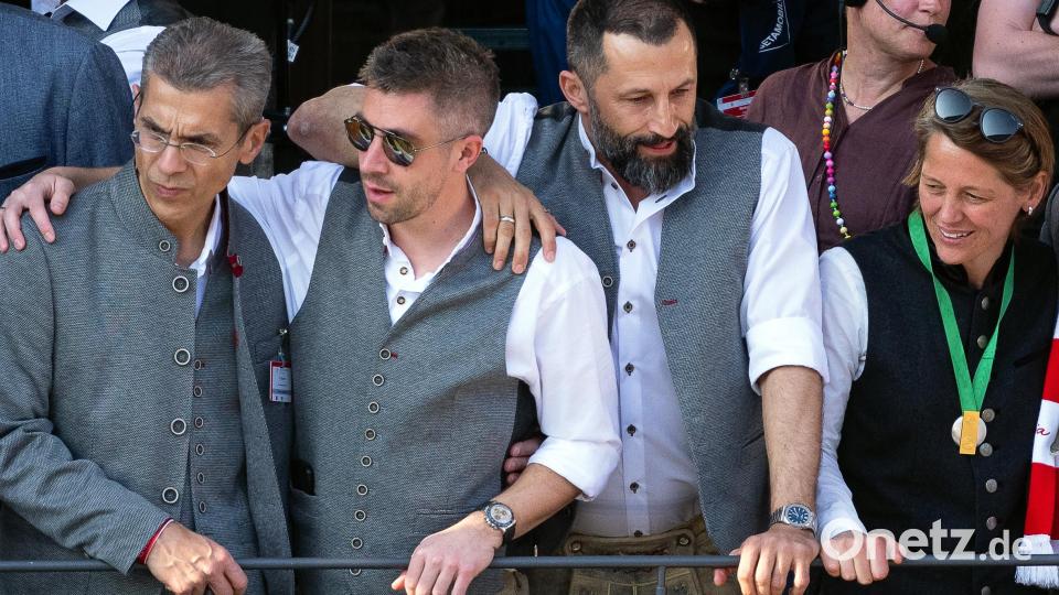 Bayerns scheidender Sportvorstand Hasan Salihamidzic (2.v.r) steht auf dem Rathaus-Balkon. Bild: Sven Hoppe/dpa