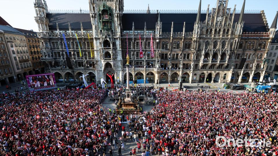 Spielerinnen und Spieler von Bayern München jubeln auf dem Rathaus-Balkon. Bild: Sven Hoppe/dpa