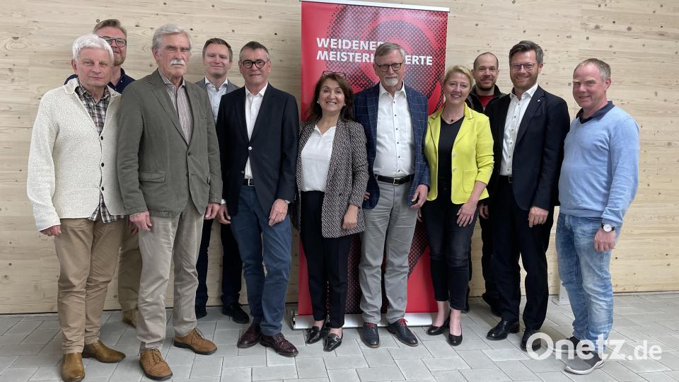 Die Glückwünsche für den neu gewählten und den Dank der Stadt Weiden vor allem an den scheidenden Kassenchef Falk Knies (Dritter von links) überbringt Sema Tasali-Stoll
(Mitte). Bild: kki