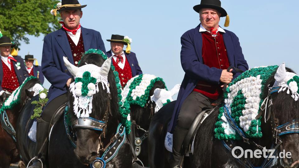 Hubert Aiwanger (Freie Wähler, l), bayerischer Wirtschaftsminister, und Christian Bernreiter (CSU), bayerischer Minister für Wohnen, Bau und Verkehr, reiten beim Kötztinger Pfingstritt. Bild: Karl-Josef Hildenbrand/dpa