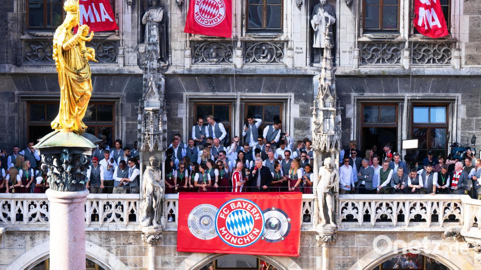 eisterfeier. Spielerinnen und Spieler von Bayern München stehen auf dem Rathaus-Balkon. Bild: Sven Hoppe/dpa