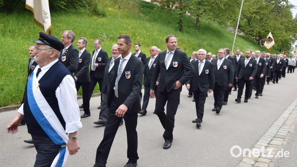 Die Mitglieder der SRK Illschwang marschierten beim Festzug mit der neuen Vereinskleidung durch Illschwang zum Kriegerdenkmal. Bild: no