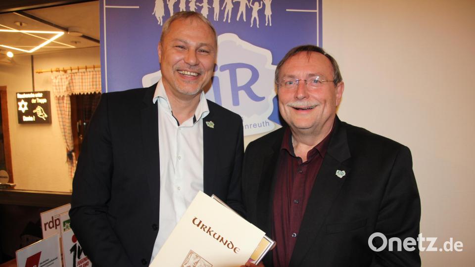 Die beiden Ehrenvorsitzenden des Kreisjugendrings Tirschenreuth, Jürgen Preisinger und Gerhard Kraus (rechts). Bild: kro