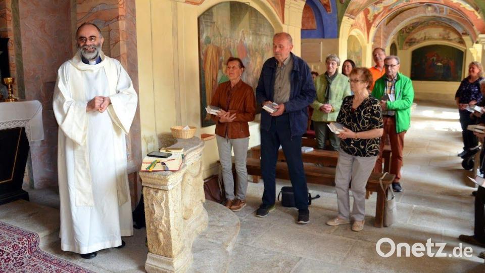 Die Pilger feiern einen Gottesdienst im Marienheiligtum in Haid. Bild: Siegfried Zeug/exb