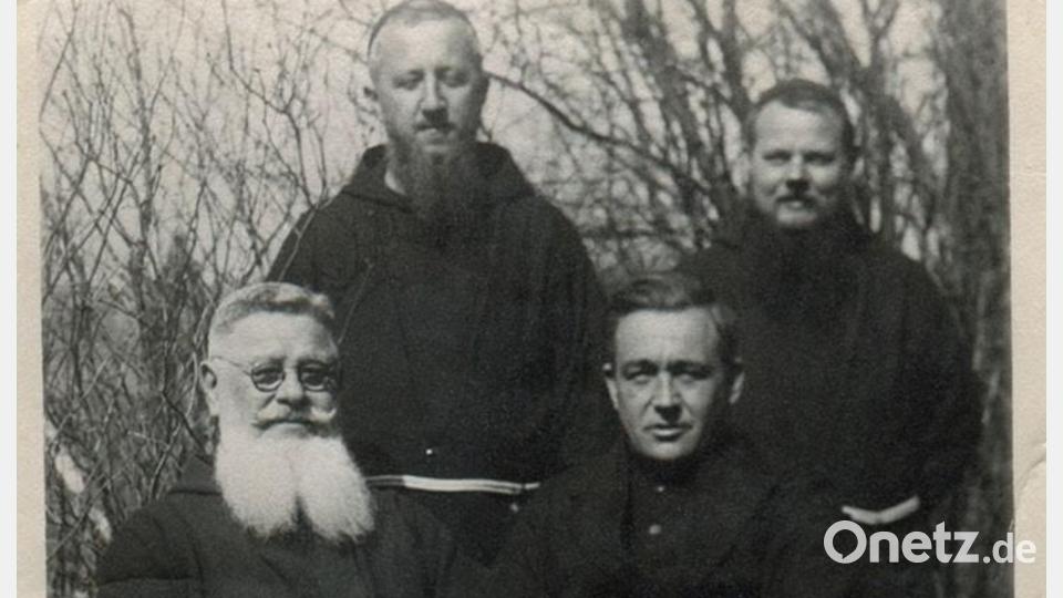 Ein Bild aus der &quot;Nachmission&quot;: Die Namen der drei Pater sind nicht bekannt. Vorne rechts sitzt Pfarrer Alfons Neumeier. Bild: Archiv Josef. Wiche/exb